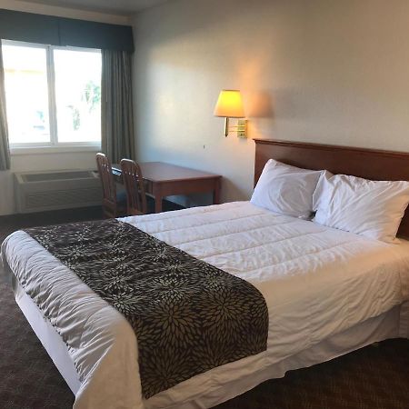 Woodburn Inn Bagian luar foto