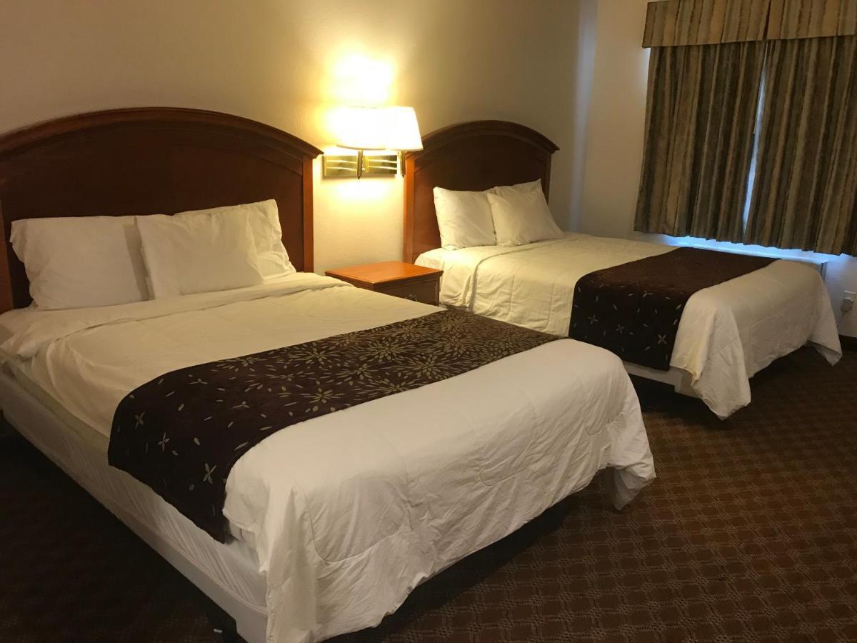 Woodburn Inn Bagian luar foto