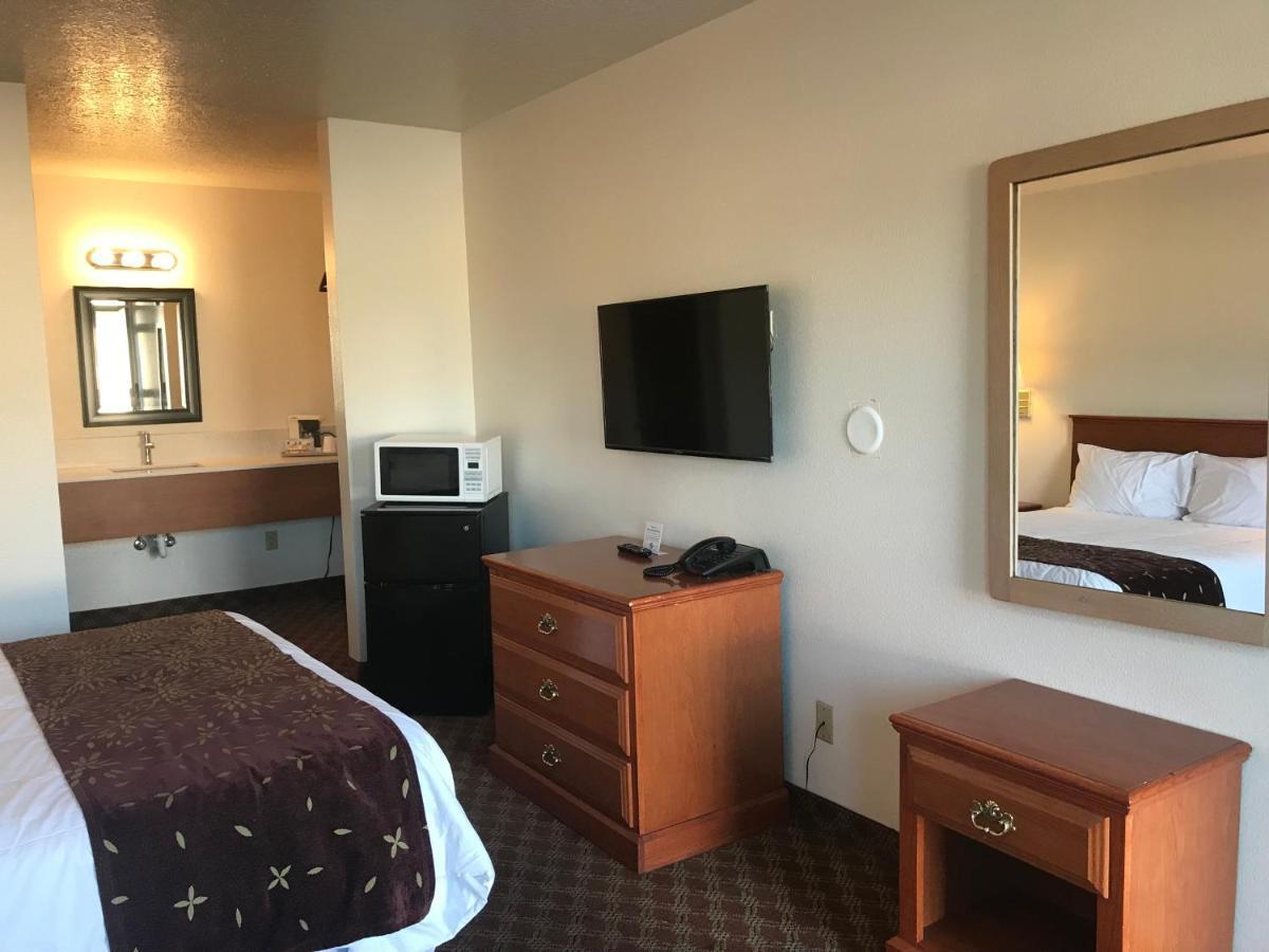 Woodburn Inn Bagian luar foto