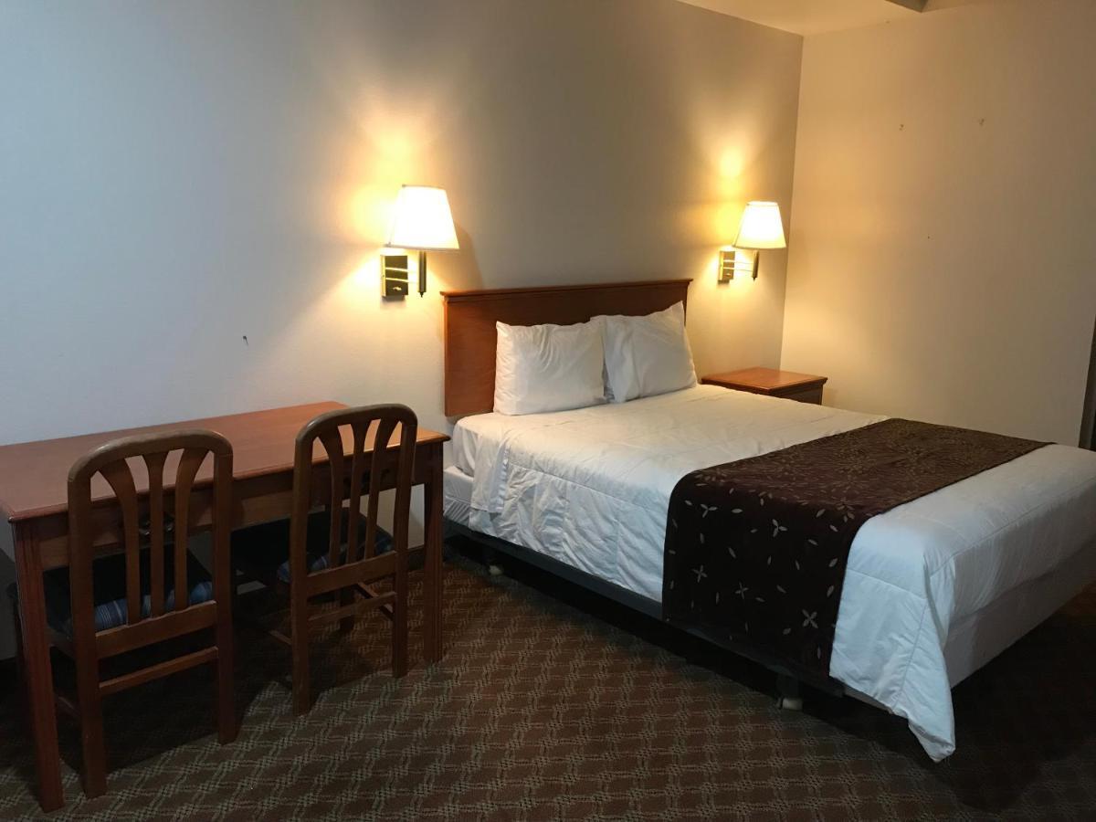 Woodburn Inn Bagian luar foto