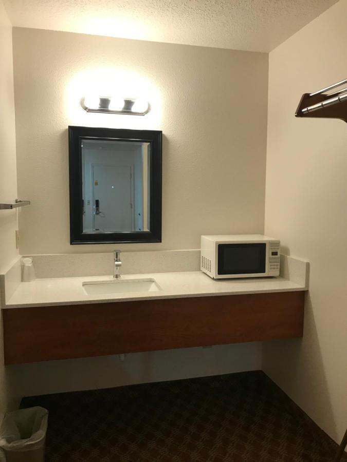 Woodburn Inn Bagian luar foto
