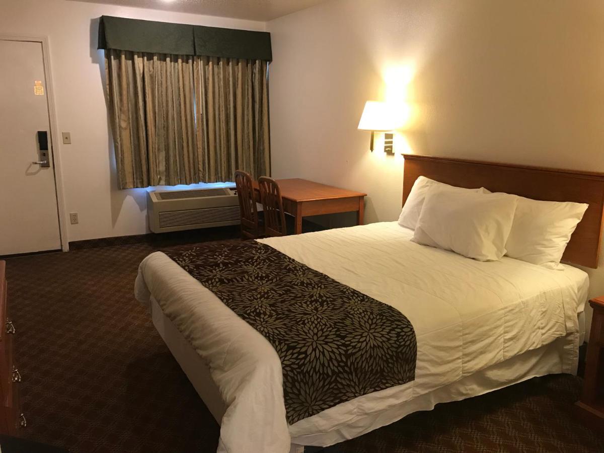 Woodburn Inn Bagian luar foto