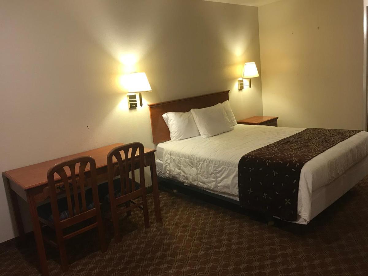 Woodburn Inn Bagian luar foto