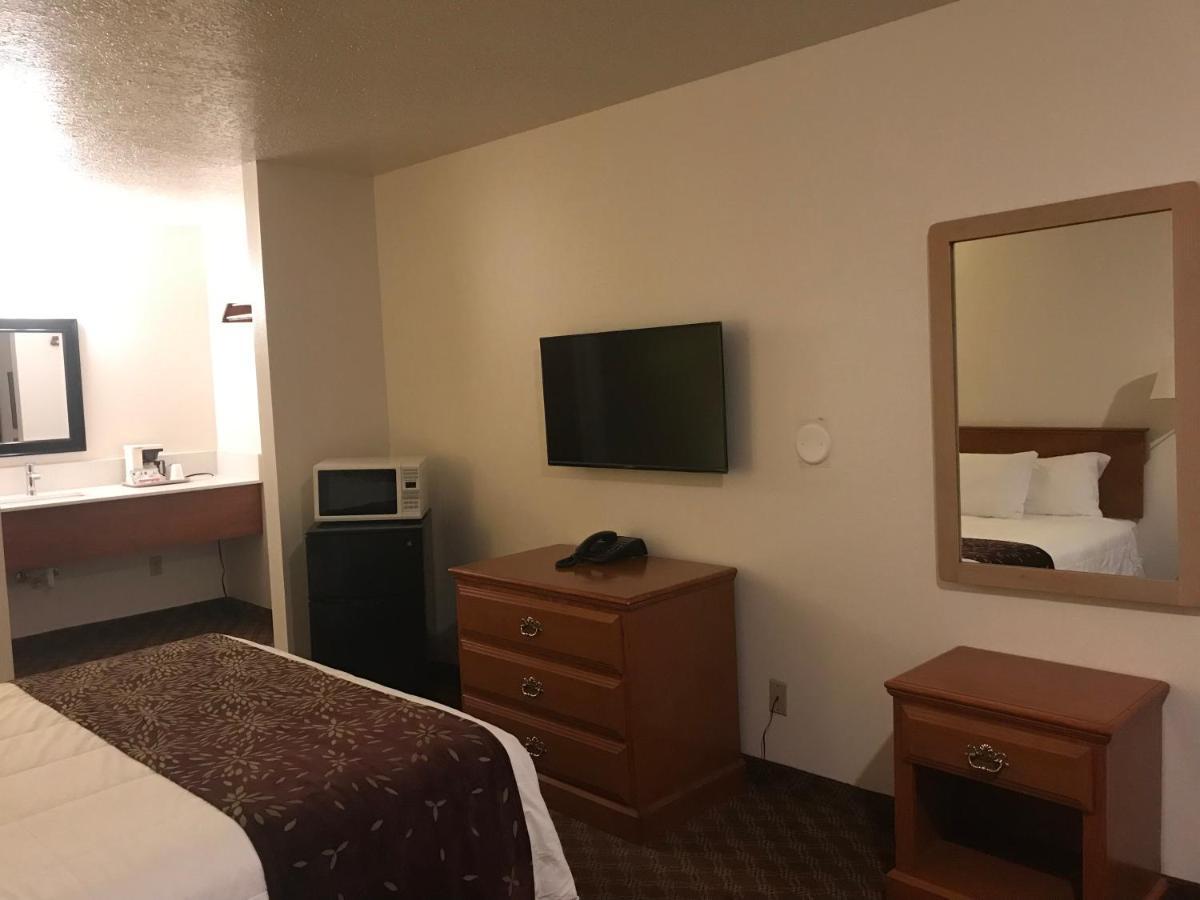 Woodburn Inn Bagian luar foto