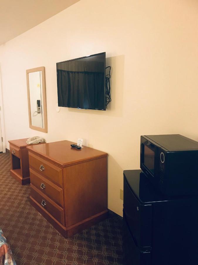 Woodburn Inn Bagian luar foto