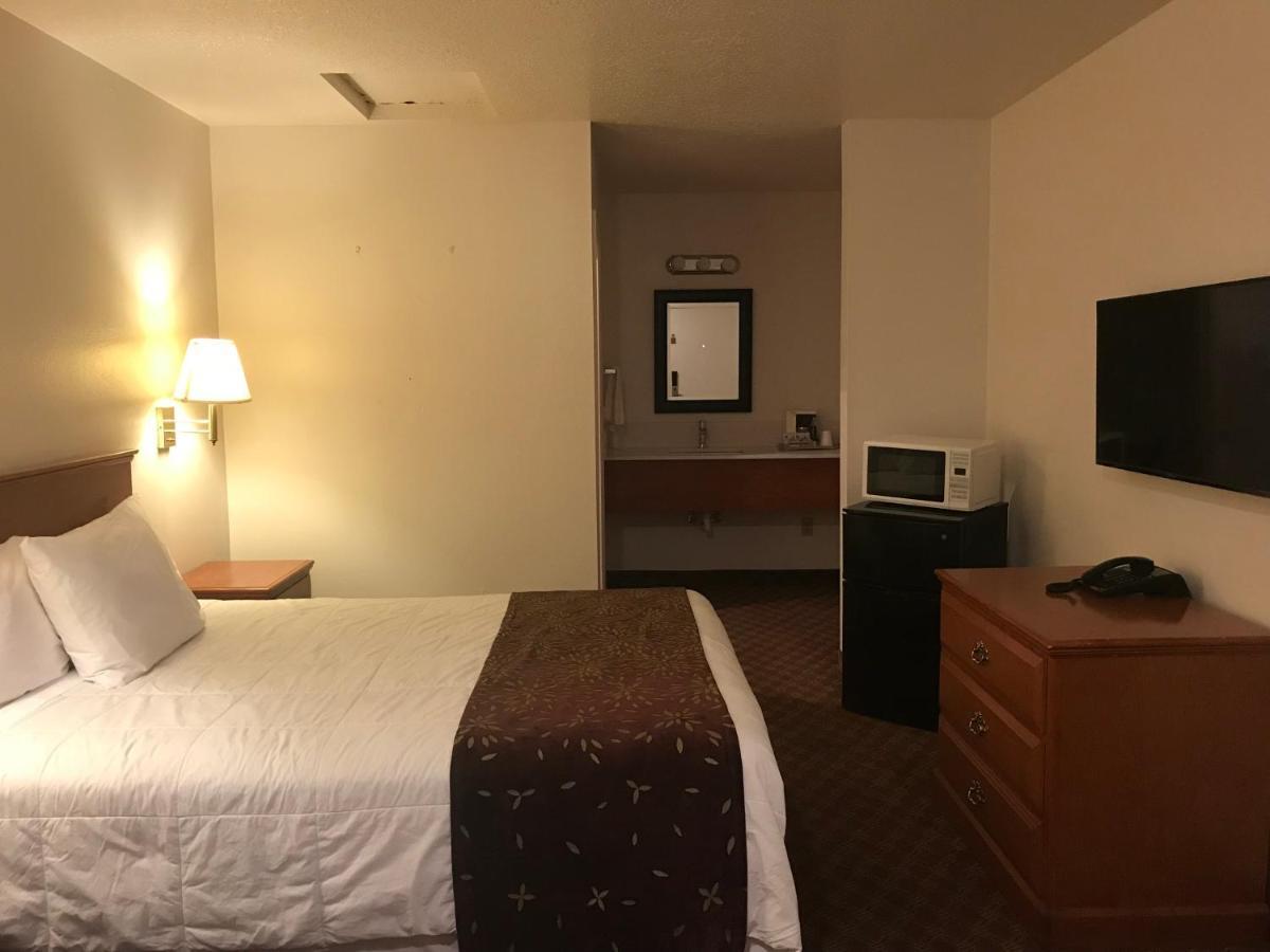 Woodburn Inn Bagian luar foto