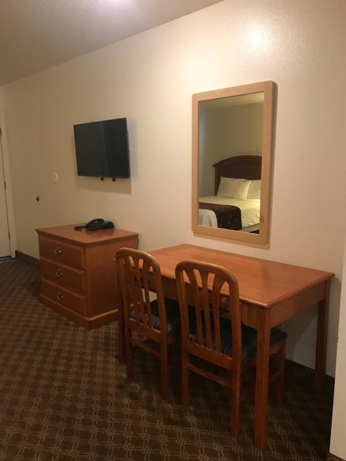 Woodburn Inn Bagian luar foto