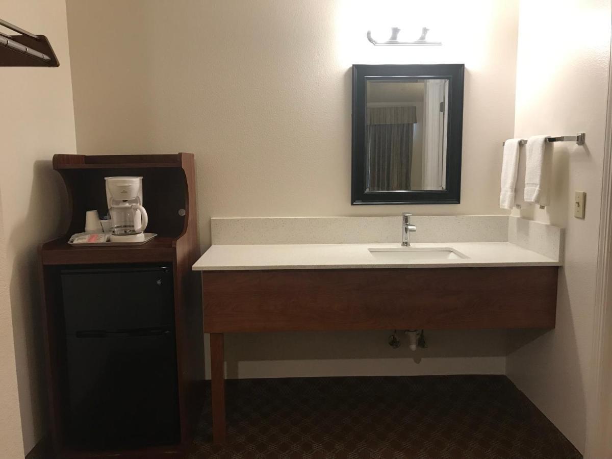 Woodburn Inn Bagian luar foto