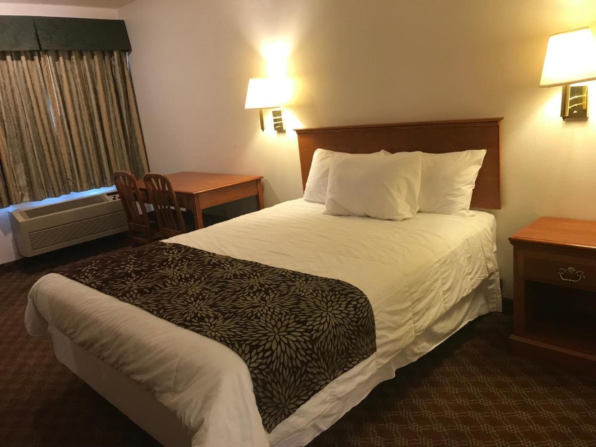 Woodburn Inn Bagian luar foto