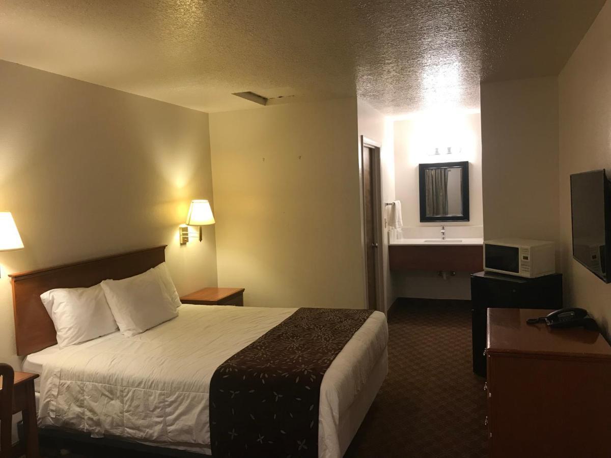 Woodburn Inn Bagian luar foto