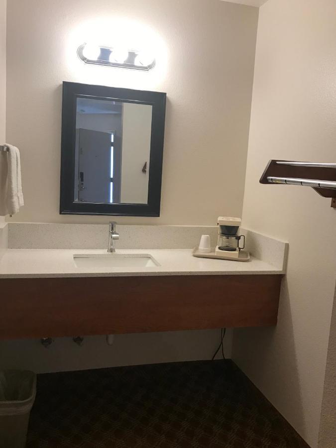 Woodburn Inn Bagian luar foto