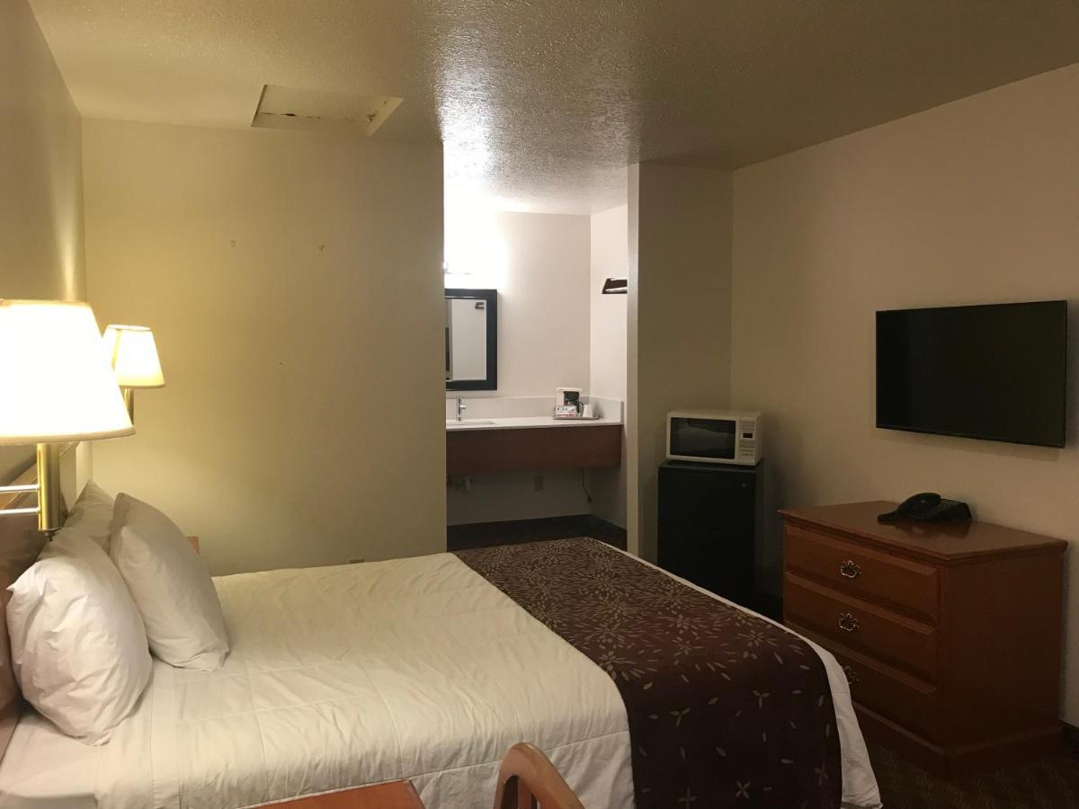 Woodburn Inn Bagian luar foto