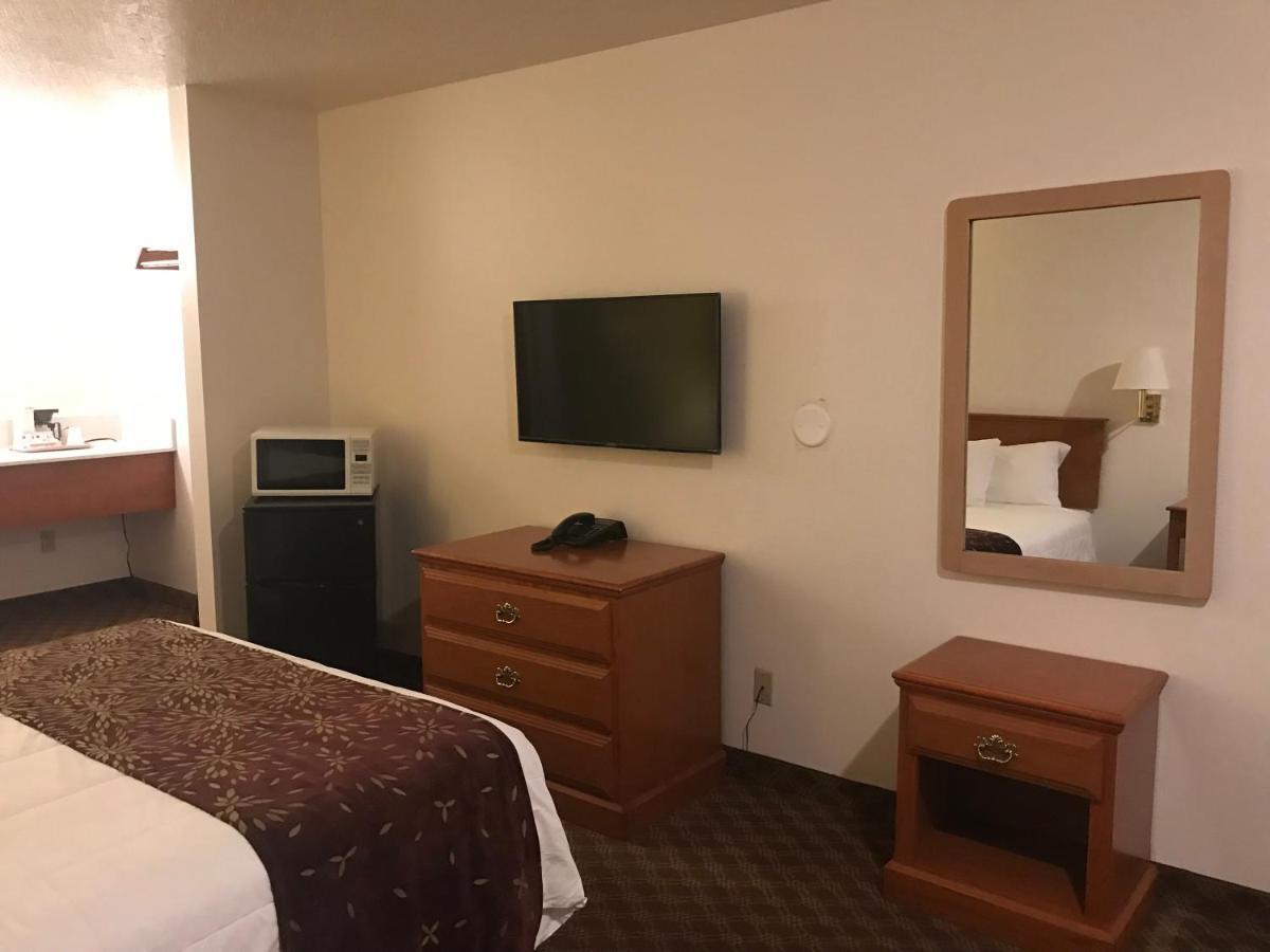 Woodburn Inn Bagian luar foto