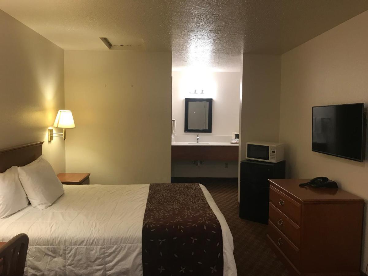 Woodburn Inn Bagian luar foto